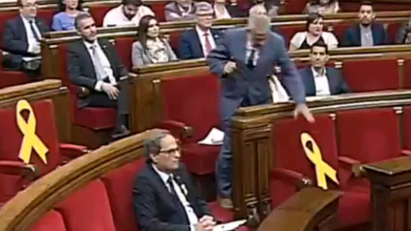Momento en el que Carrizosa retira un lazo amarillo en el Pleno