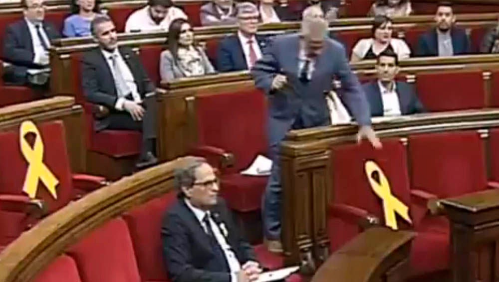 Momento en el que Carrizosa retira un lazo amarillo en el Pleno