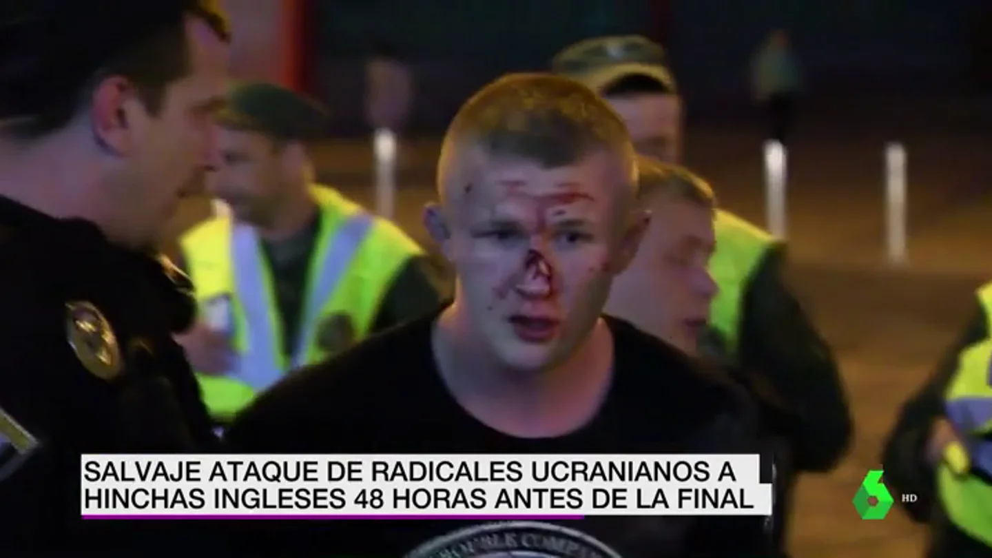 Un grupo de ultras rusos agreden a seguidores del Liverpool en Kiev Un grupo de ultras rusos agreden a seguidores del Liverpool en Kiev