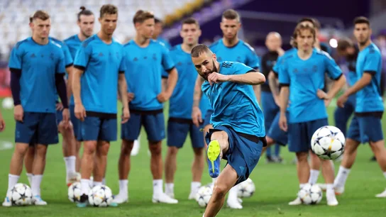 Benzema tira a puerta en el entrenamiento del Real Madrid Benzema tira a puerta en el entrenamiento del Real Madrid