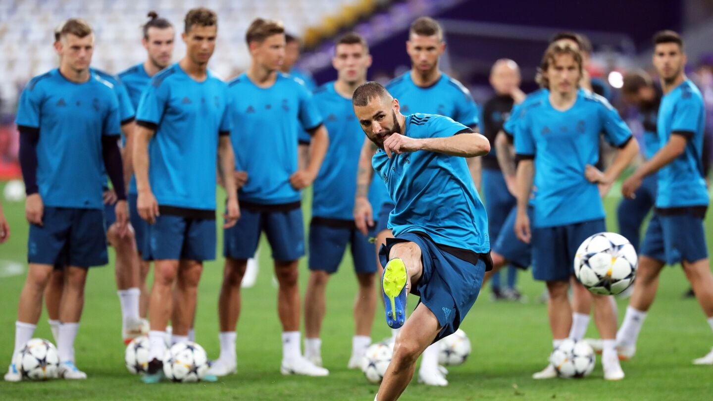 Benzema tira a puerta en el entrenamiento del Real Madrid