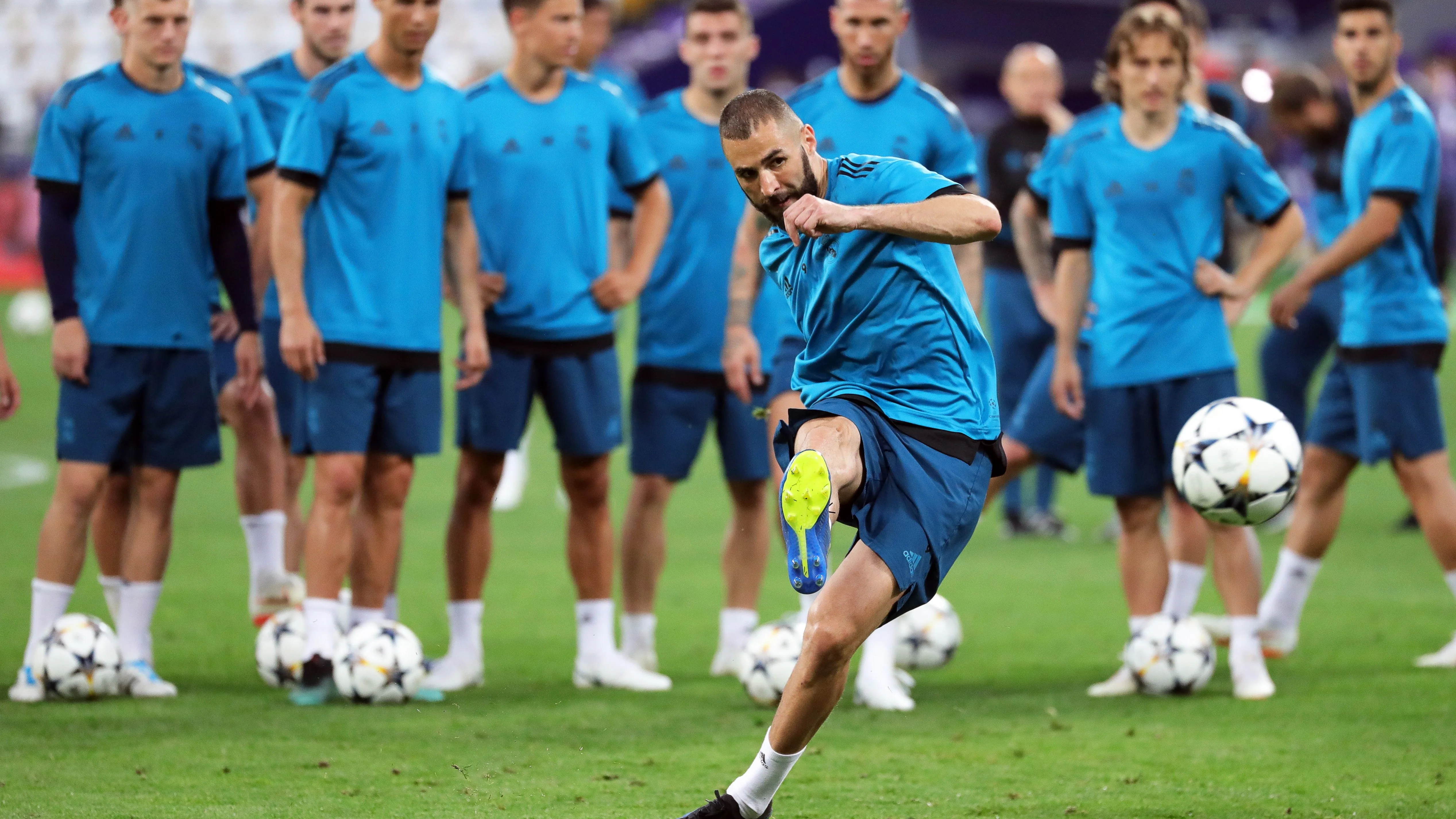 Benzema tira a puerta en el entrenamiento del Real Madrid