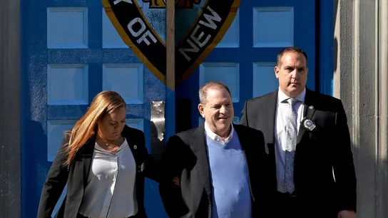 El productor de Hollywood Harvey Weinstein abandona una comisaría de Nueva York El productor de Hollywood Harvey Weinstein abandona una comisaría de Nueva York