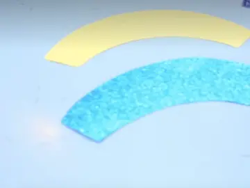 ¿Cuál de estas dos piezas crees que es más grande, la azul o la amarilla? ¿Cuál de estas dos piezas crees que es más grande, la azul o la amarilla?