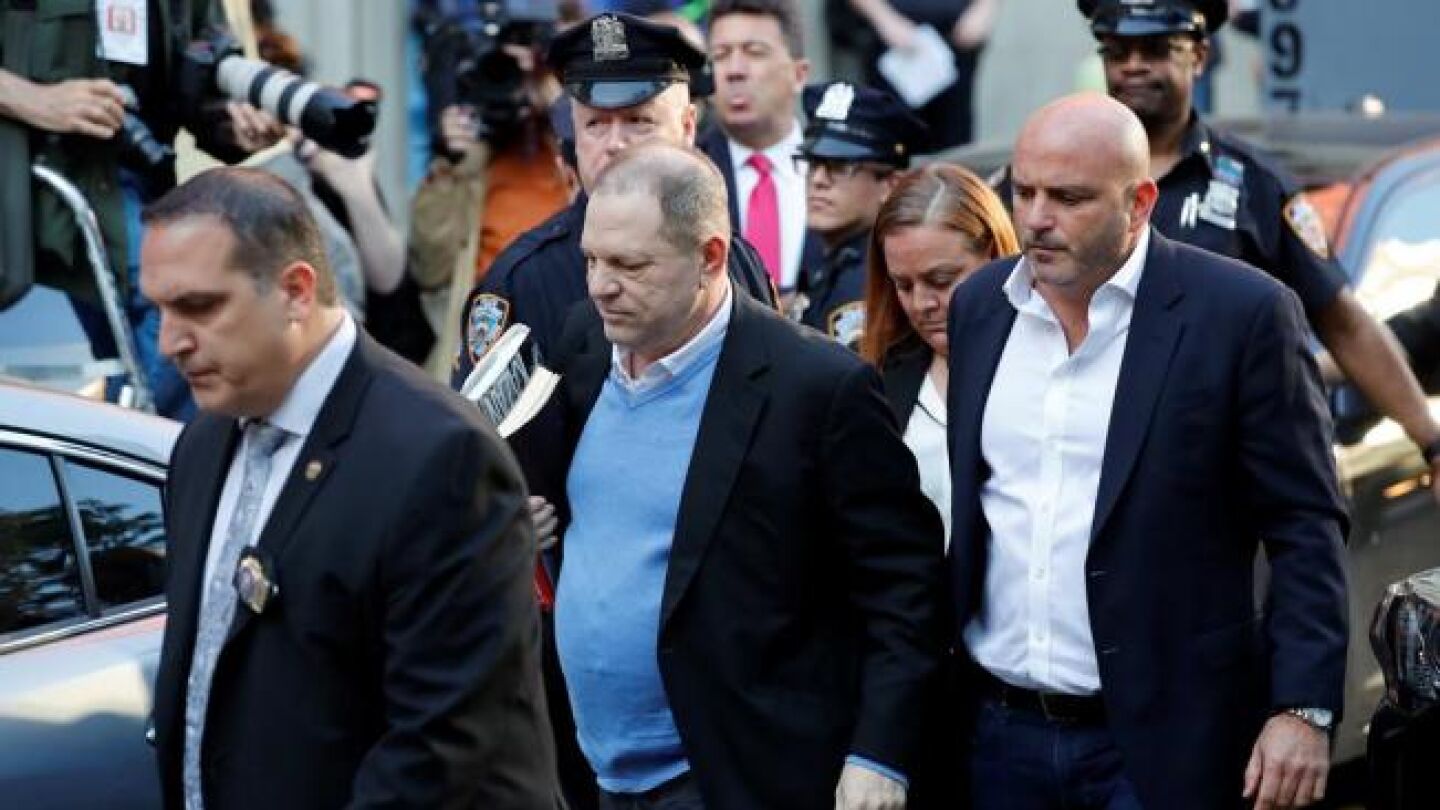 Momento en el que Harvey Weinstein se entrega ante la Polic&iacute;a