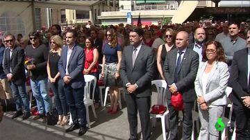 Emotivo homenaje a las víctimas del bombardeo del mercado central de Alicante 80 años después de la masacre