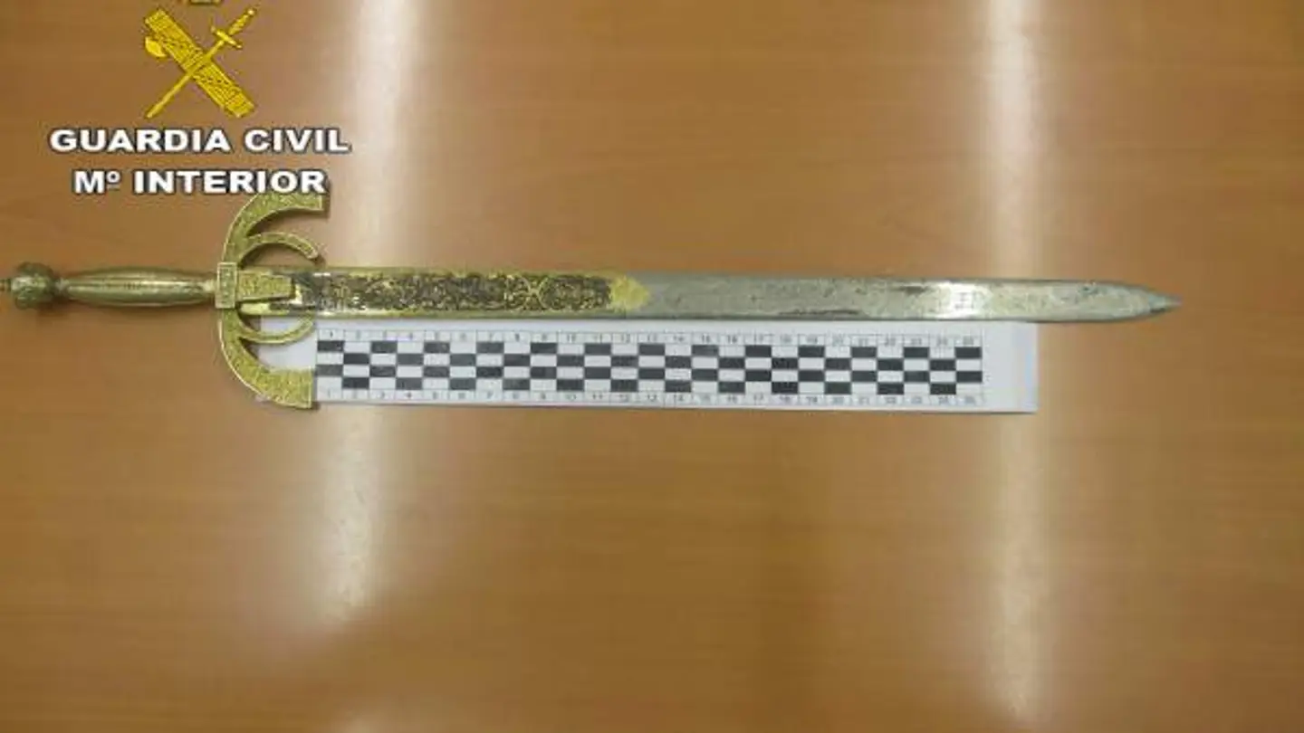 Imagen de una espada incautada por la Guardia Civil Imagen de una espada incautada por la Guardia Civil