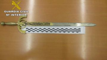 Imagen de una espada incautada por la Guardia Civil 