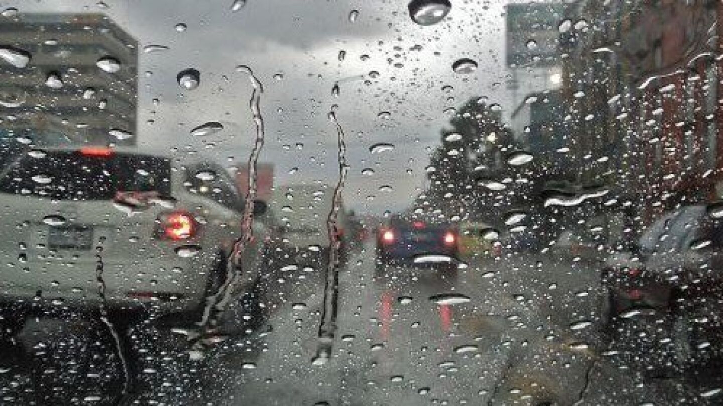 Veh&iacute;culos parados por la intensa lluvia en Madrid