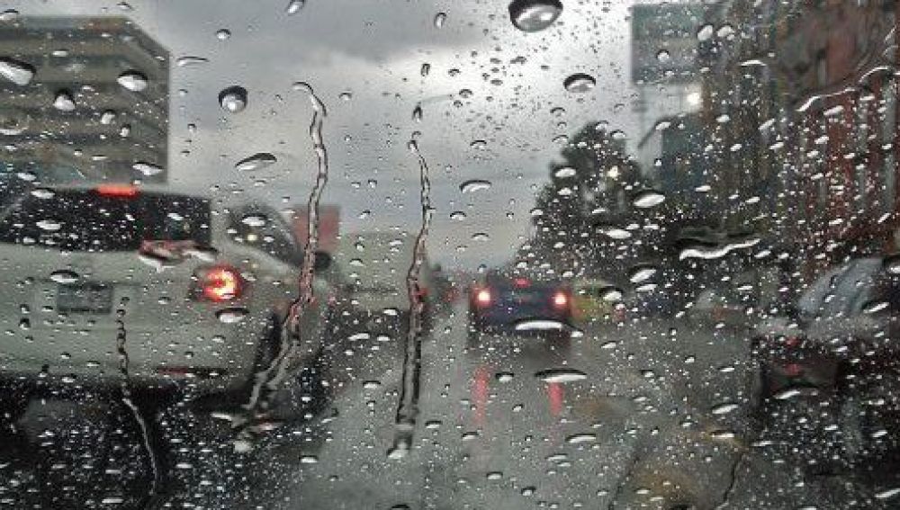 Vehículos parados por la intensa lluvia en Madrid