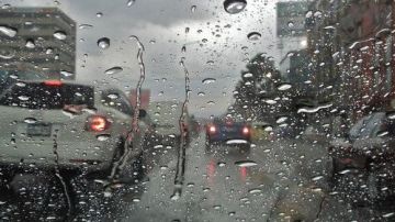 Vehículos parados por la intensa lluvia en Madrid
