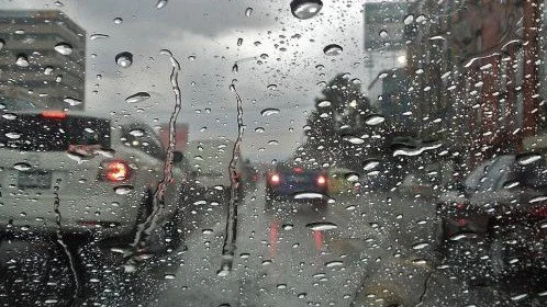 Vehículos parados por la intensa lluvia en Madrid