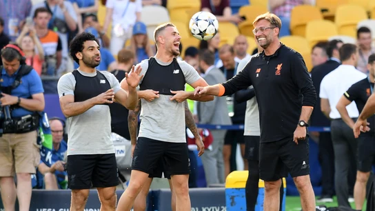 Henderson dialoga con Klopp en el entrenamiento del Liverpool Henderson dialoga con Klopp en el entrenamiento del Liverpool
