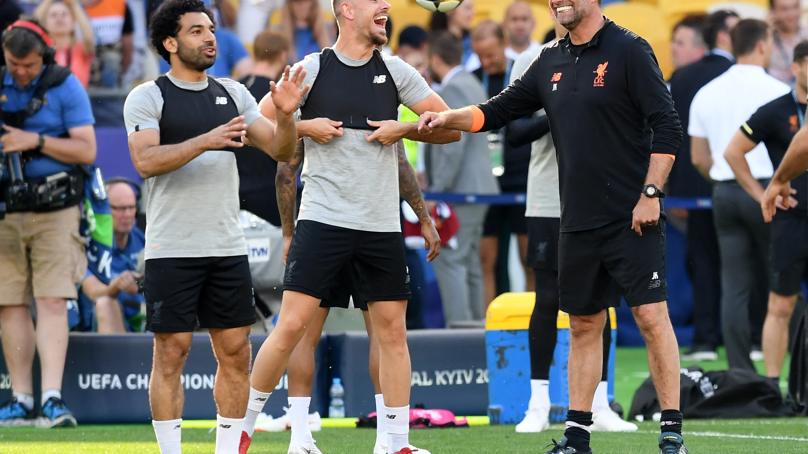 Henderson dialoga con Klopp en el entrenamiento del Liverpool Henderson dialoga con Klopp en el entrenamiento del Liverpool