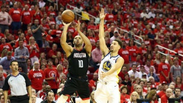 Eric Gordon lanza a canasta ante Klay Thompson