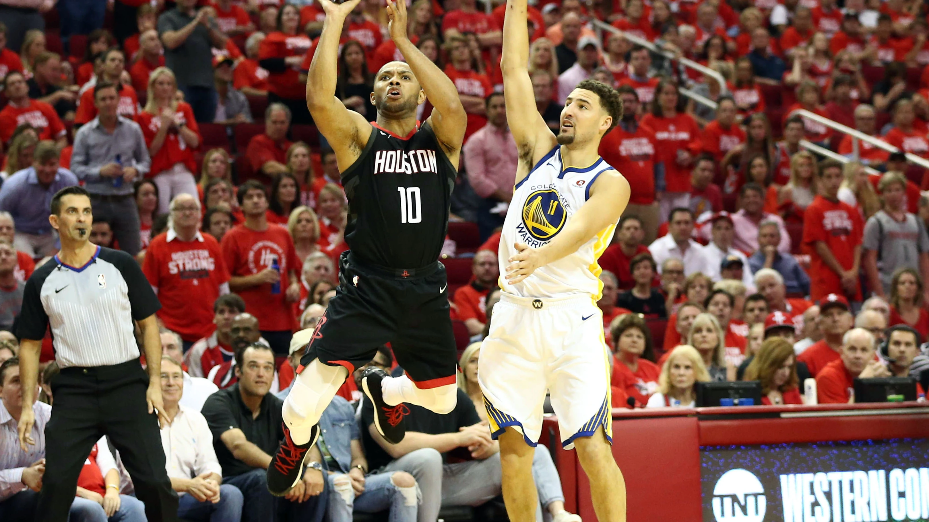 Eric Gordon lanza a canasta ante Klay Thompson