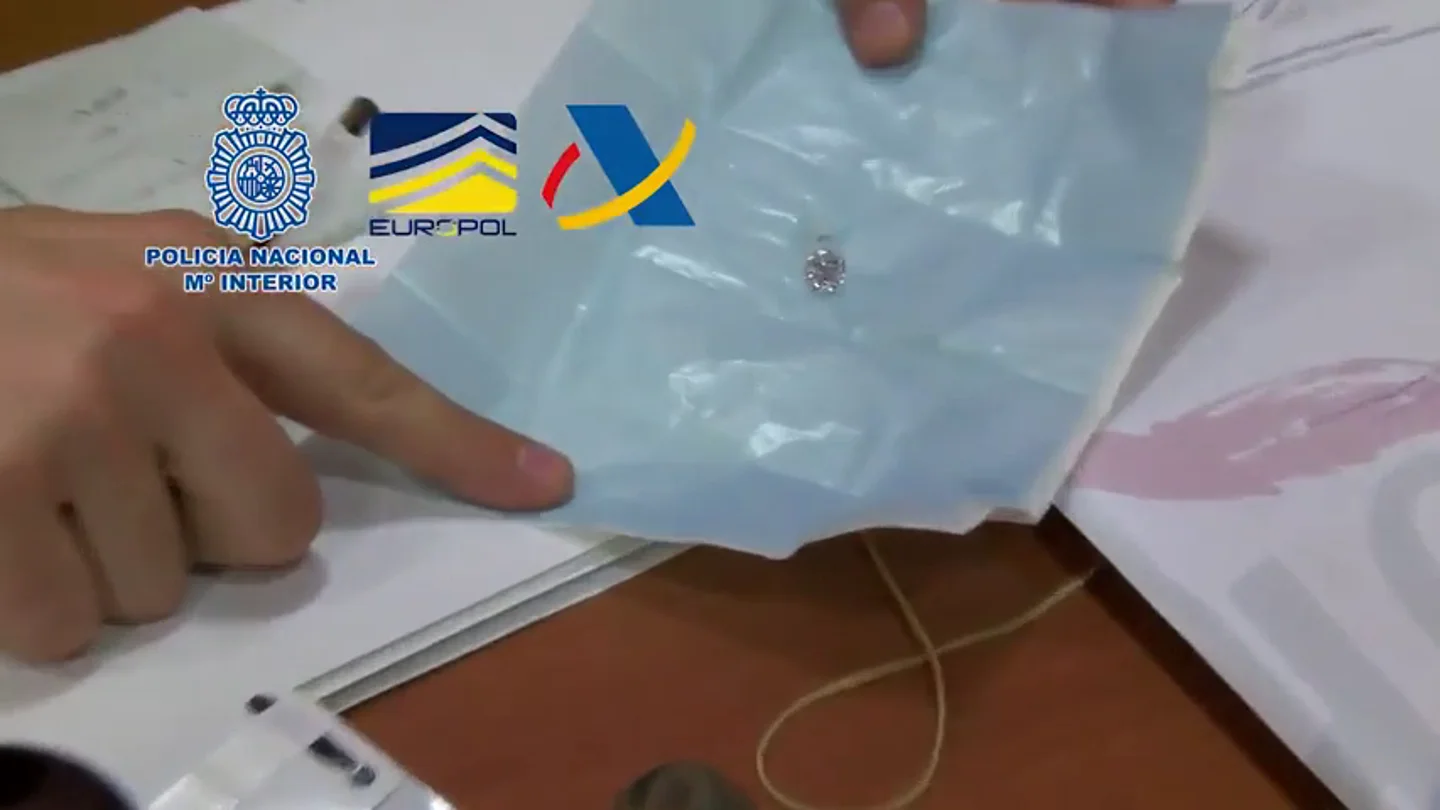 Intervienen cuatro diamantes valorados en 2.600.000 de euros y 720 monedas de oro Intervienen cuatro diamantes valorados en 2.600.000 de euros y 720 monedas de oro