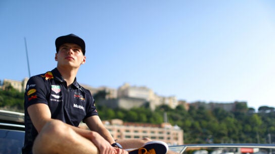 Verstappen observa la lejan&iacute;a