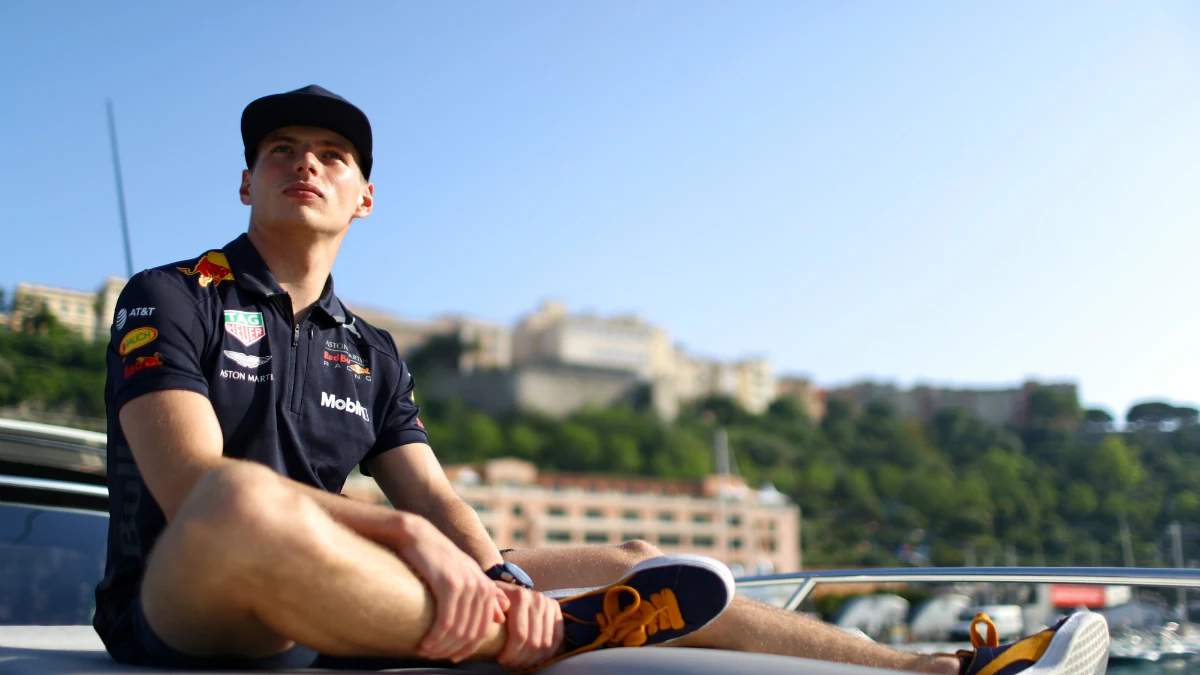 Verstappen observa la lejanía