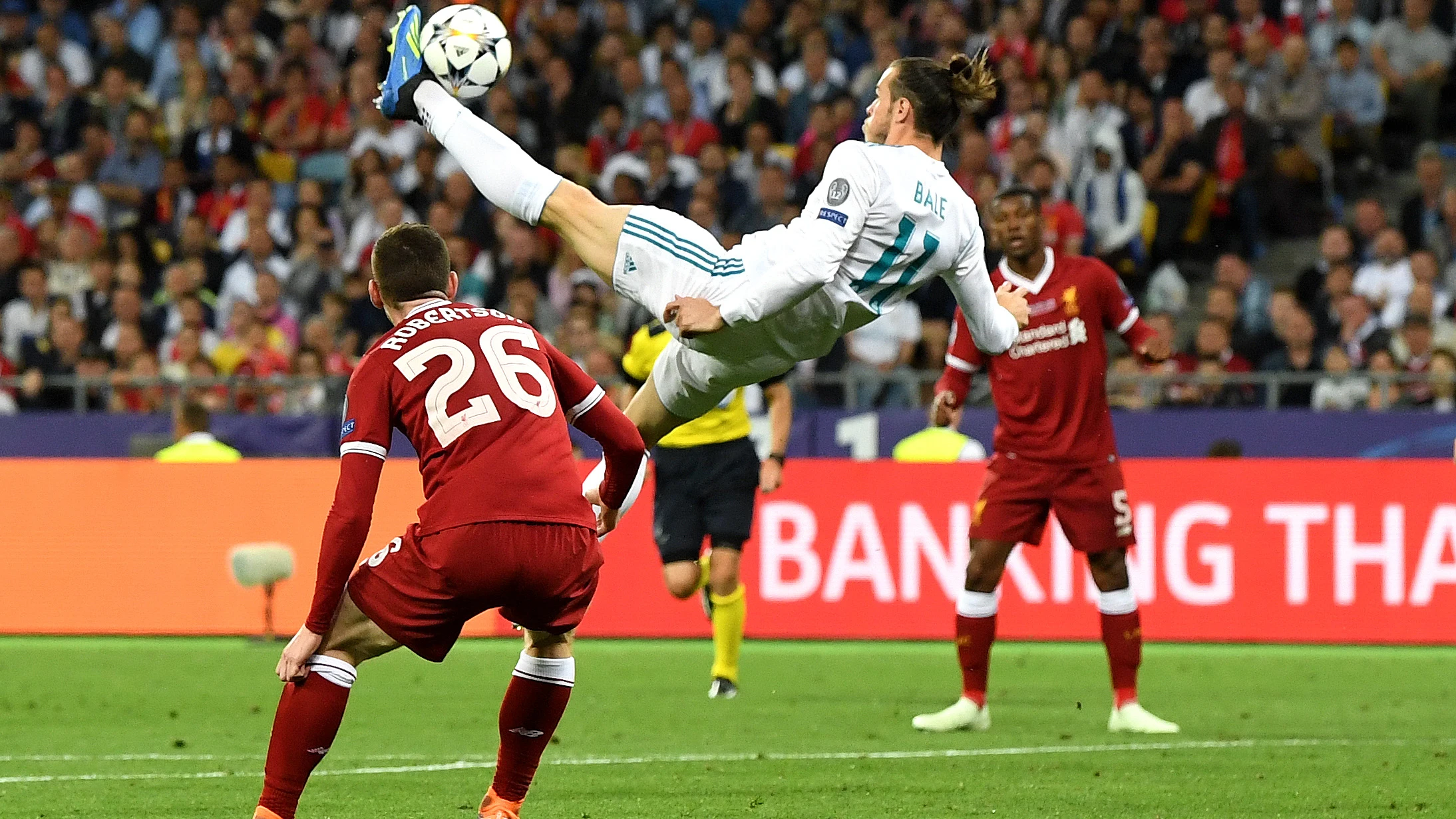 Gareth Bale, en el momento de ejecutar su chilena