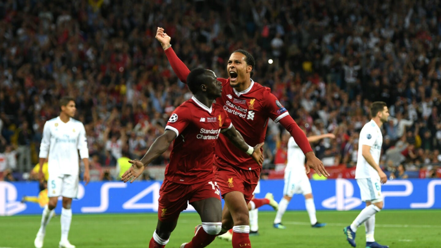 Man&eacute; celebra su gol