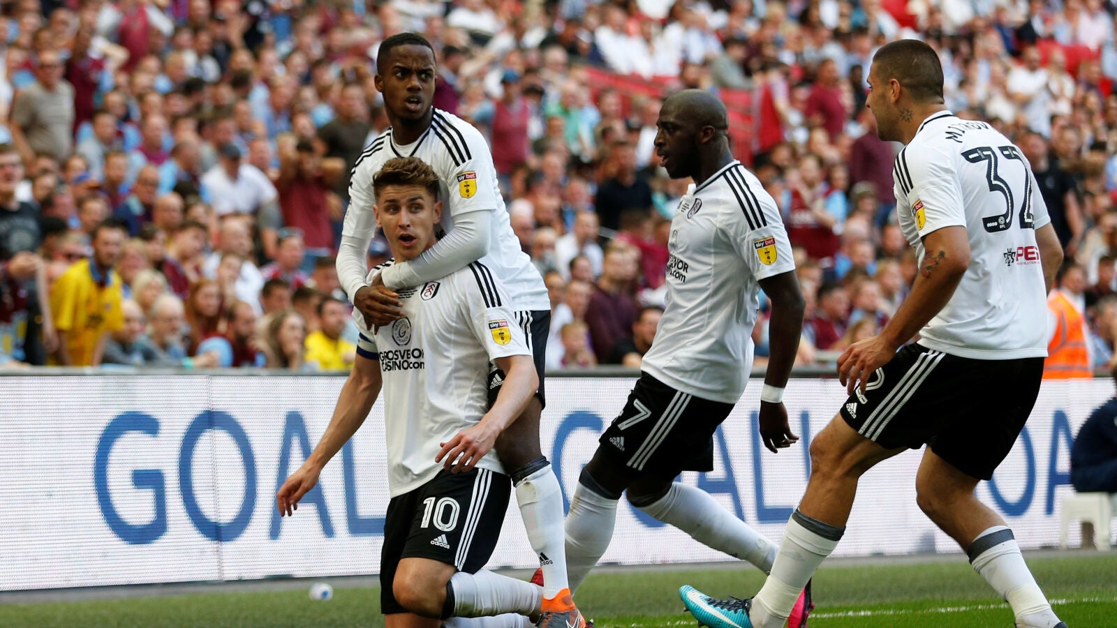 Tom Cairney celebra su gol ante el Aston Villa