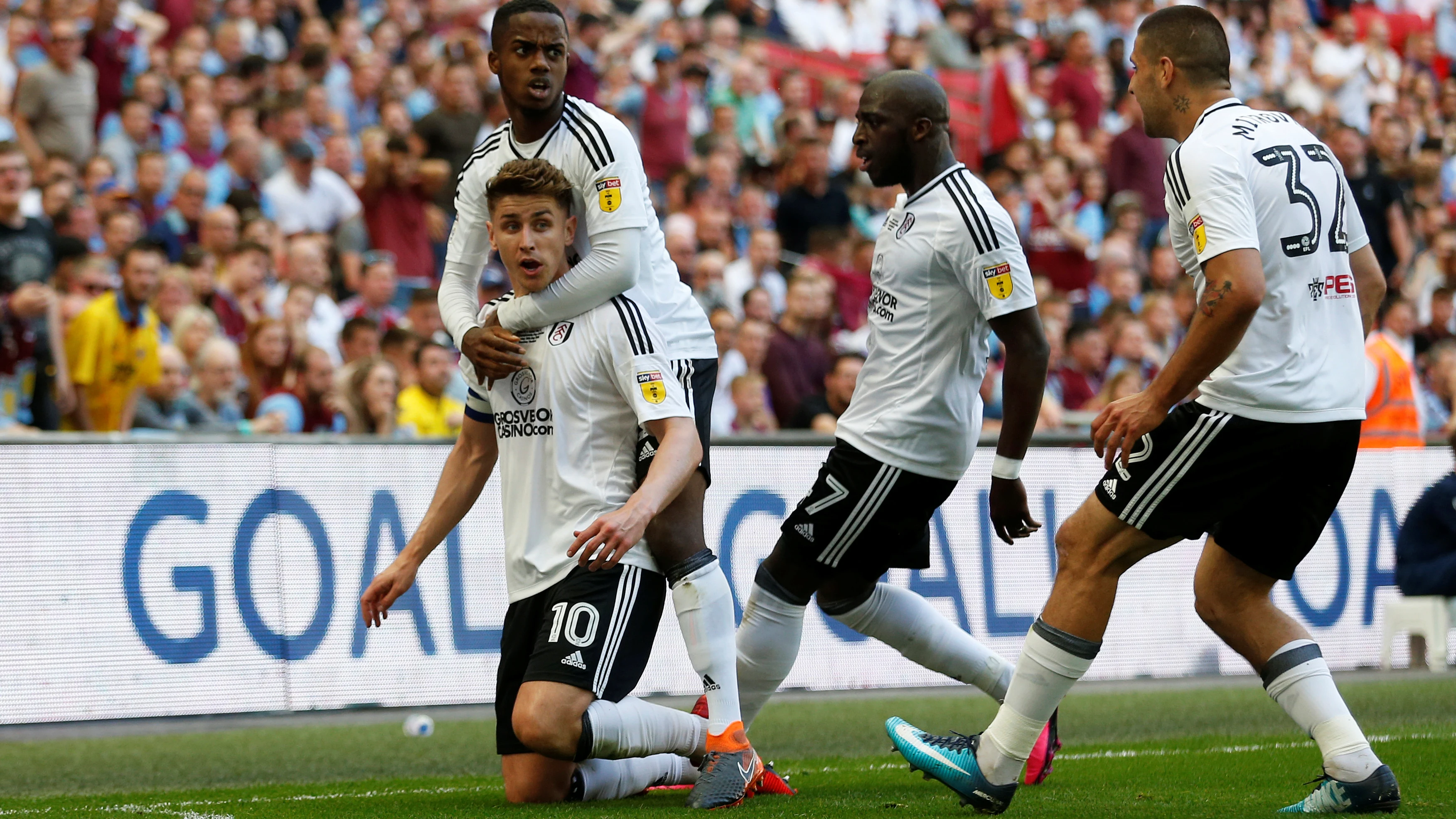 Tom Cairney celebra su gol ante el Aston Villa