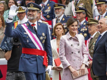 La reina Letizia y el rey Felipe en el desfile de las Fuerzas Armadas La reina Letizia y el rey Felipe en el desfile de las Fuerzas Armadas