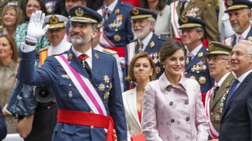 La reina Letizia y el rey Felipe en el desfile de las Fuerzas Armadas 