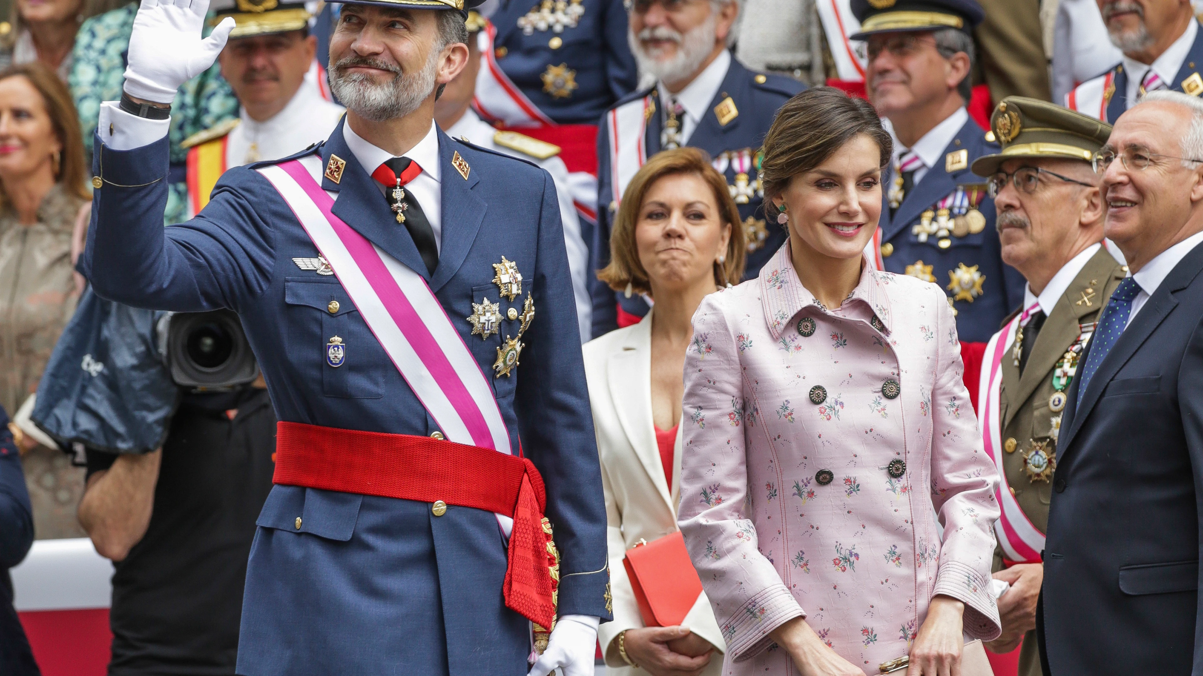 La reina Letizia y el rey Felipe en el desfile de las Fuerzas Armadas 