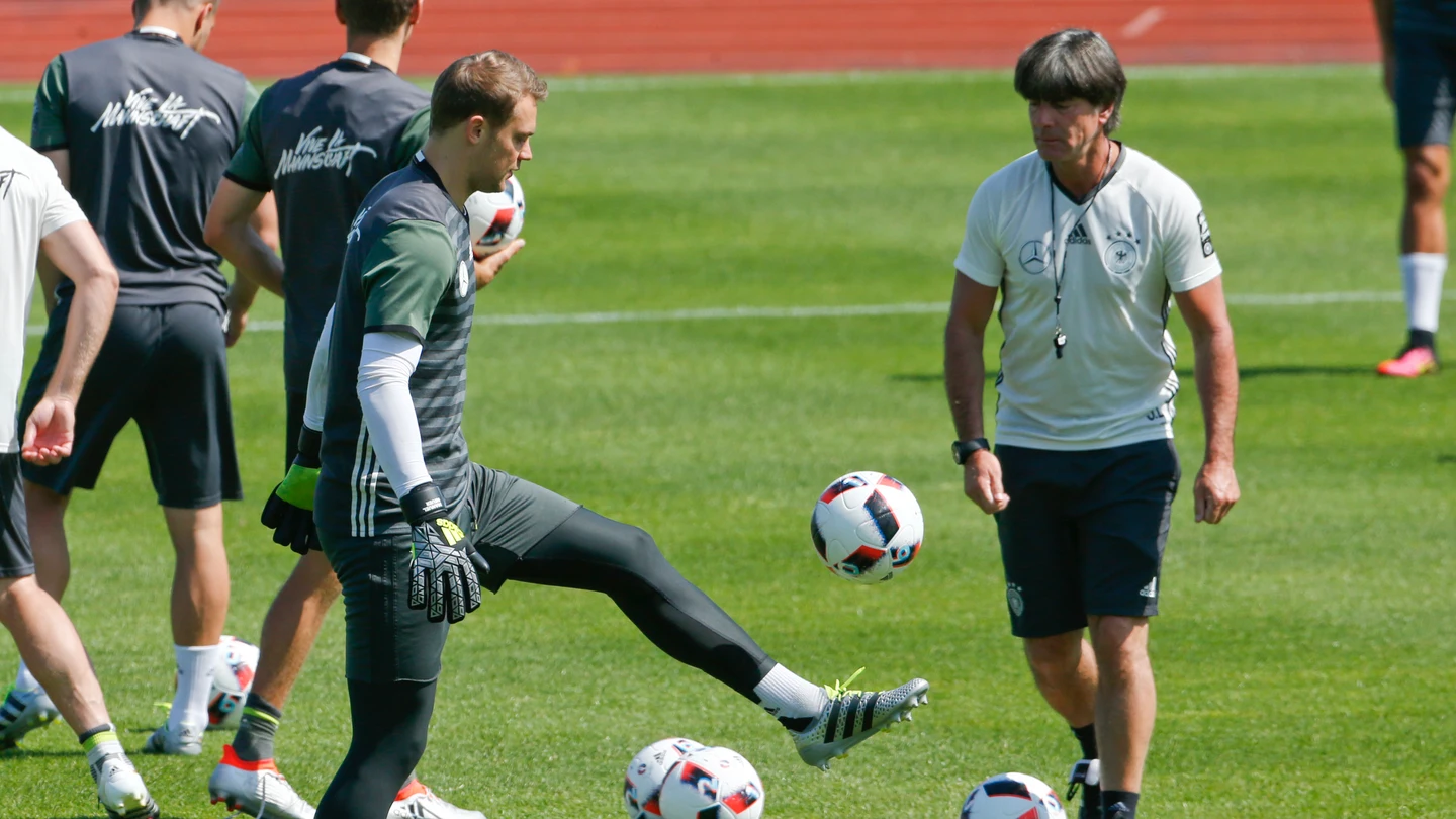 Joachim Löw y Manuel Neuer, en un entrenamiento de la selección alemana Joachim Löw y Manuel Neuer, en un entrenamiento de la selección alemana