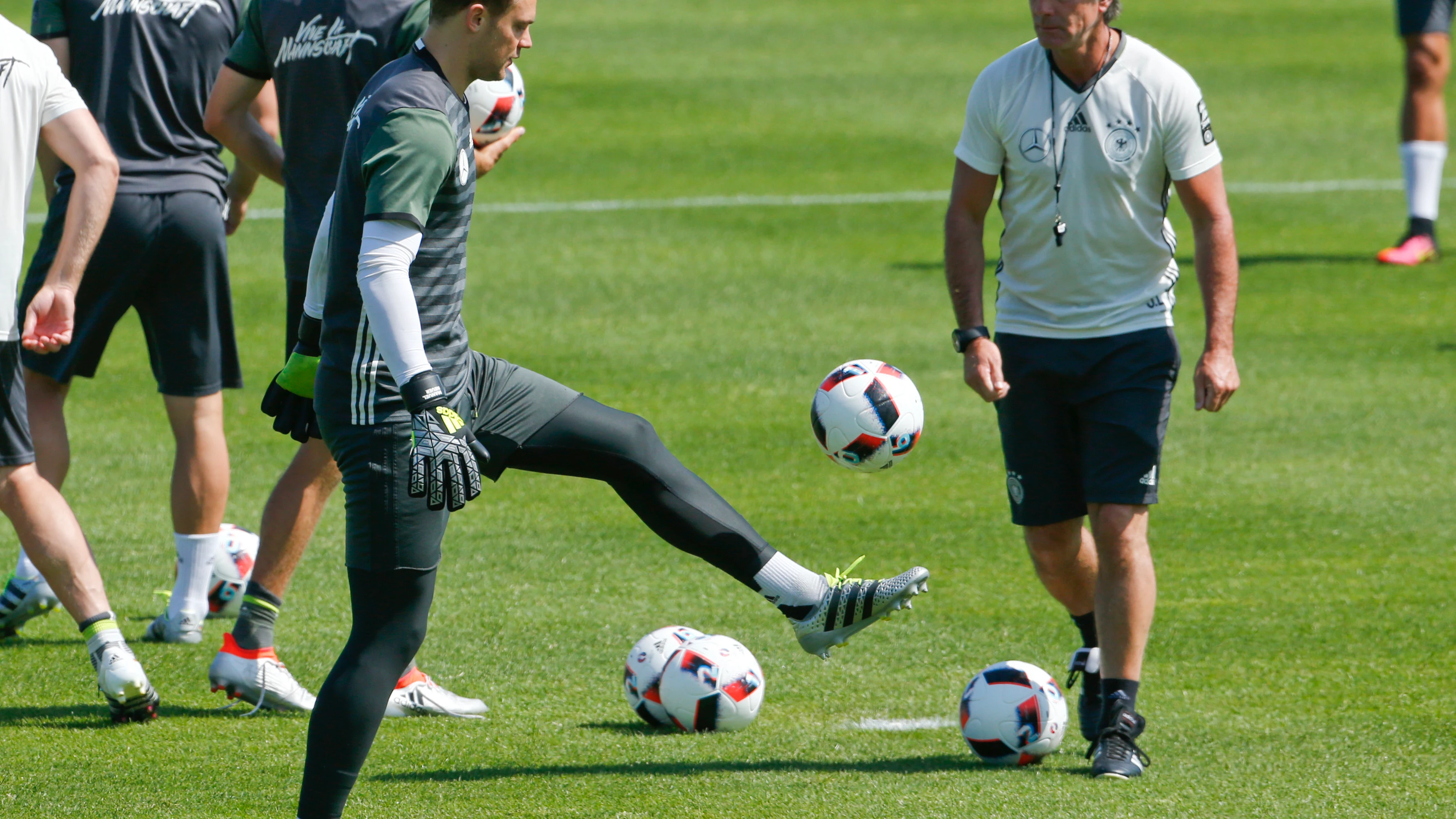 Joachim Löw y Manuel Neuer, en un entrenamiento de la selección alemana