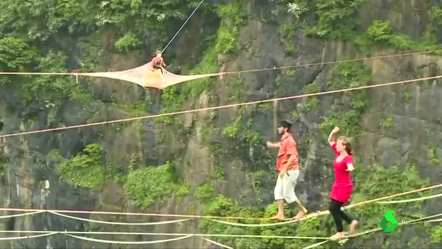 La banda francesa 'Houle Douce' sorprendió en China con música y acrobacias en el aire La banda francesa 'Houle Douce' sorprendió en China con música y acrobacias en el aire