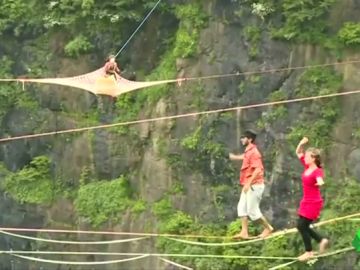La banda francesa 'Houle Douce' sorprendió en China con música y acrobacias en el aire La banda francesa 'Houle Douce' sorprendió en China con música y acrobacias en el aire