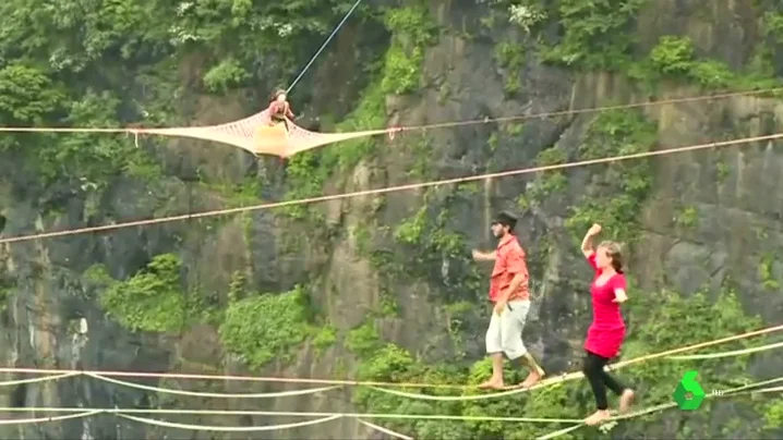 La banda francesa 'Houle Douce' sorprendió en China con música y acrobacias en el aire