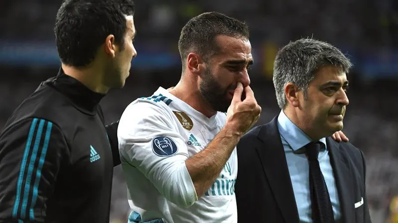 Dani Carvajal se retira lesionado de la final de Kiev. 