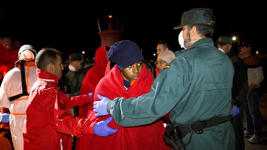Rescatan a 76 inmigrantes de dos pateras en el mar de Alborán Rescatan a 76 inmigrantes de dos pateras en el mar de Alborán