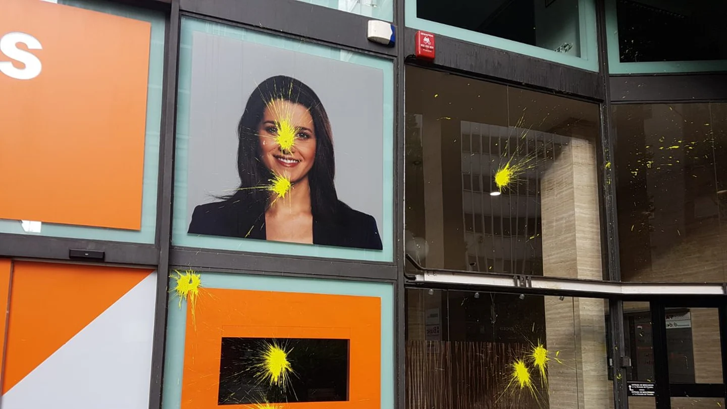 Pintada en la sede de ciudadanos Pintada en la sede de ciudadanos