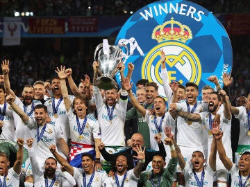 El capitán del Real Madrid, Sergio Ramos, levanta el trofeo tras ganar la final de la UEFA Champions League entre Real Madrid y Liverpool FC en el estadio NSC Olimpiyskiy en Kiev, Ucrania, el 26 de mayo de 2018. El capitán del Real Madrid, Sergio Ramos, levanta el trofeo tras ganar la final de la UEFA Champions League entre Real Madrid y Liverpool FC en el estadio NSC Olimpiyskiy en Kiev, Ucrania, el 26 de mayo de 2018.