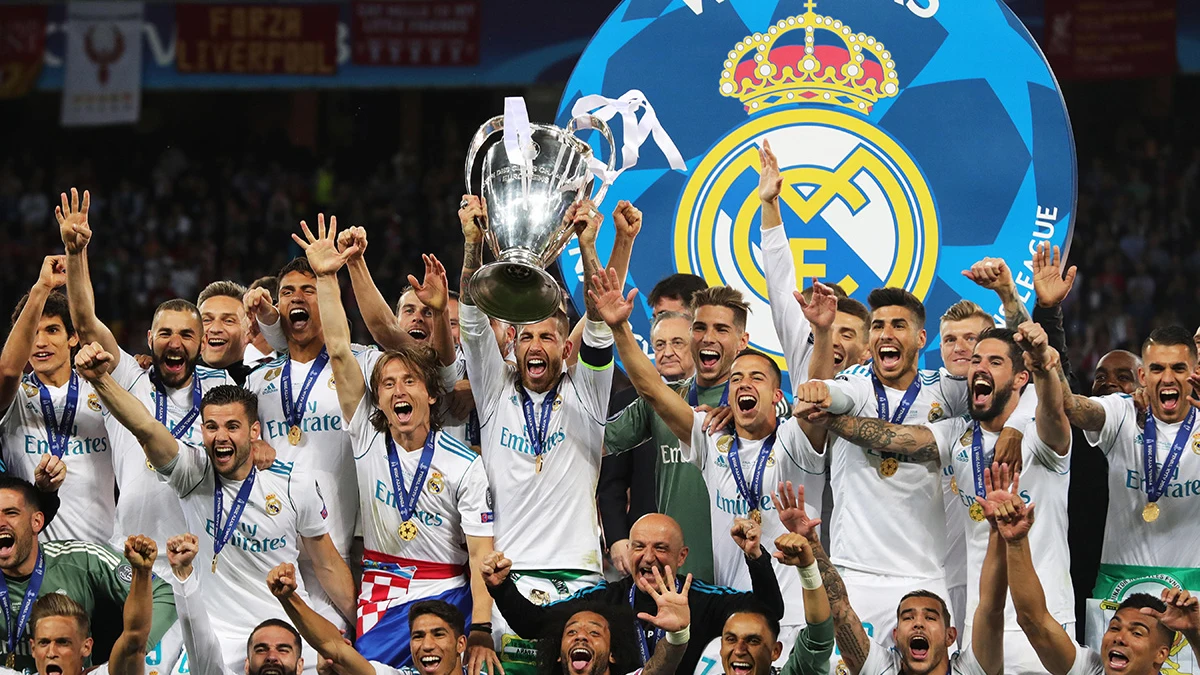 El capitán del Real Madrid, Sergio Ramos, levanta el trofeo tras ganar la final de la UEFA Champions League entre Real Madrid y Liverpool FC en el estadio NSC Olimpiyskiy en Kiev, Ucrania, el 26 de mayo de 2018. 