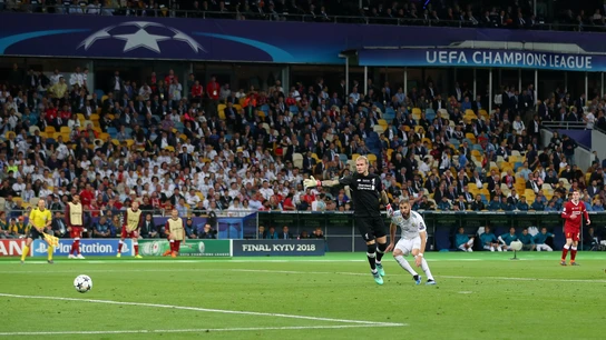 Benzmea, en el momento de anotar el 1-0 ante Karius Benzmea, en el momento de anotar el 1-0 ante Karius