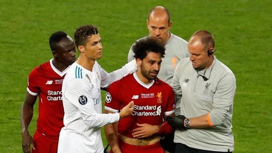 Mohamed Salah abandona entre lágrimas la final de la Champions Mohamed Salah abandona entre lágrimas la final de la Champions