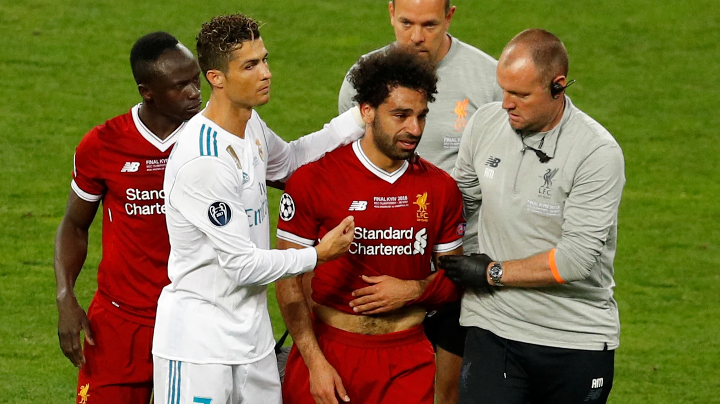 Mohamed Salah abandona entre lágrimas la final de la Champions