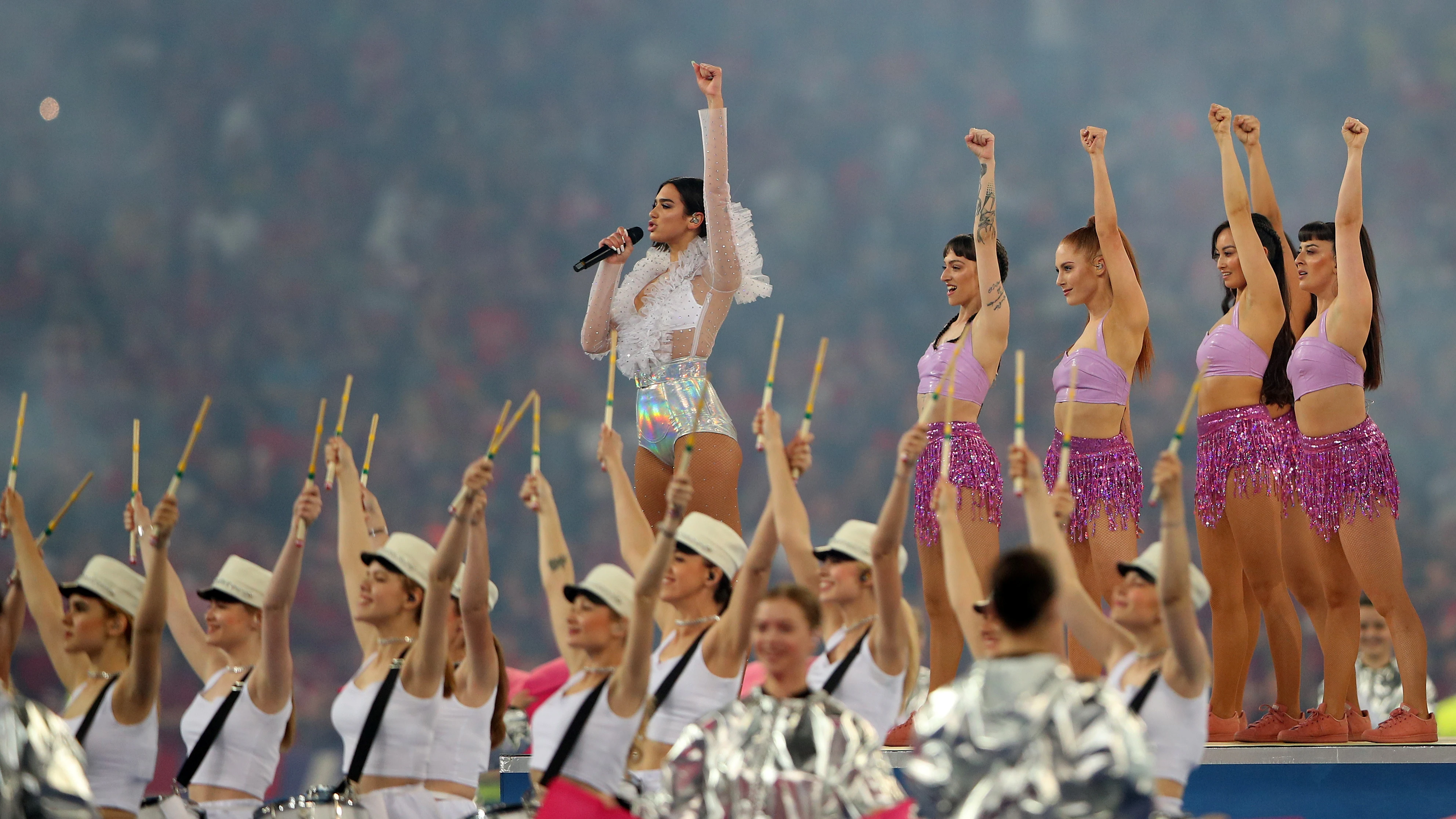 Dua Lipa, durante su actuación en la final de la Champions