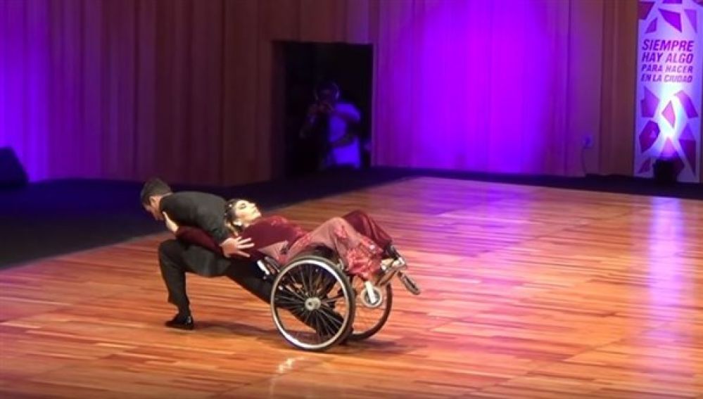 Gabriela Torres bailando tango en silla de ruedas