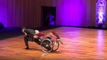 Gabriela Torres bailando tango en silla de ruedas