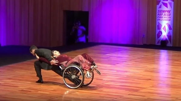 Gabriela Torres bailando tango en silla de ruedas