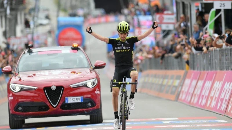 Mikel Nieve celebra la victoria en Cervinia Mikel Nieve celebra la victoria en Cervinia