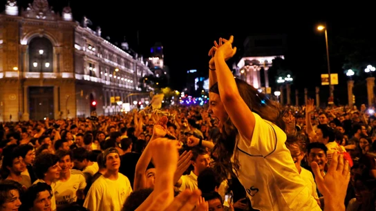 Aficionados del Real Madrid celebran la 13ª Champions en Cibeles Aficionados del Real Madrid celebran la 13ª Champions en Cibeles