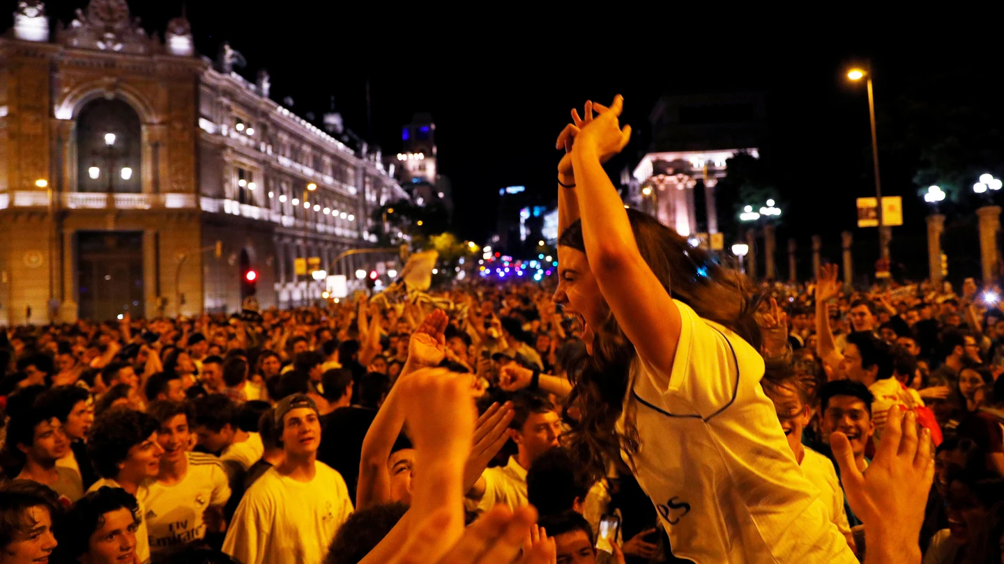Aficionados del Real Madrid celebran la 13ª Champions en Cibeles Aficionados del Real Madrid celebran la 13ª Champions en Cibeles